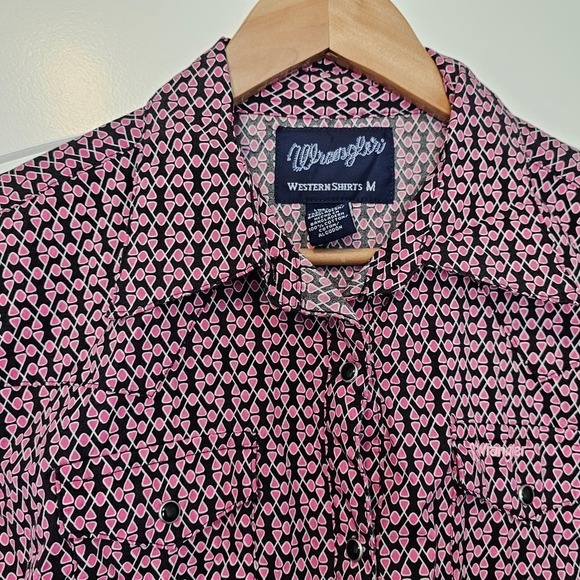 Wrangler Breast Cancer Button Up Blouse Womens Size Medium Pink Pearl Snaps - Picture 3 of 10
